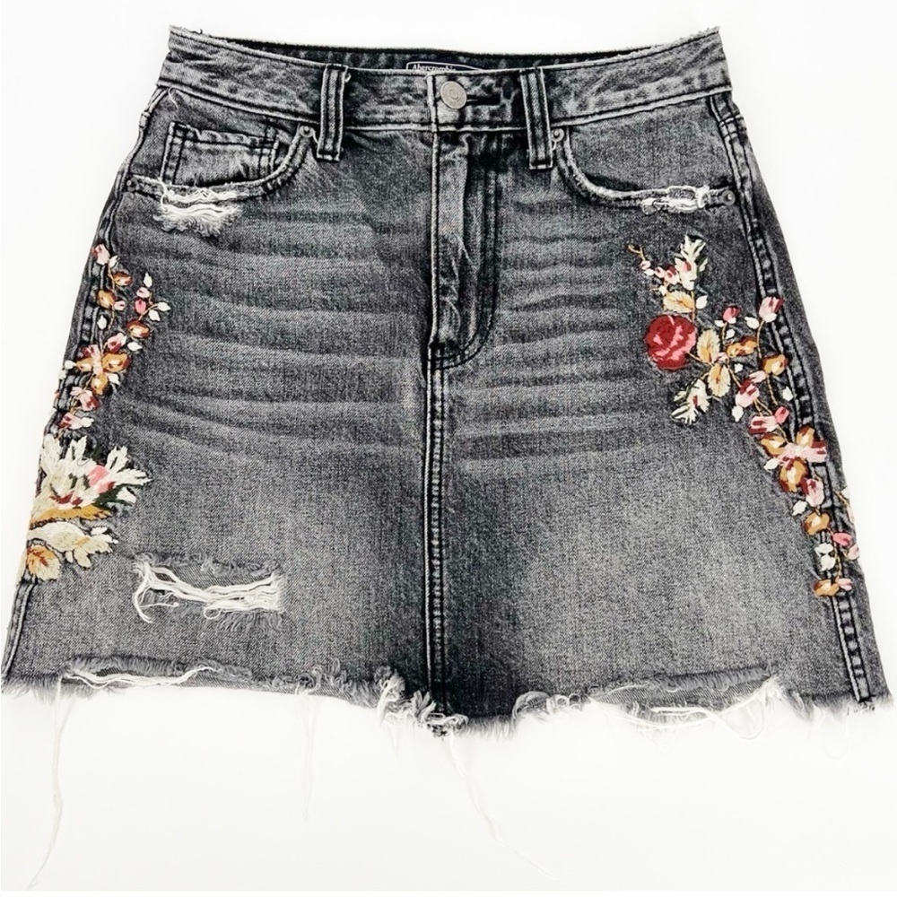 ABERCROMBIE & FITCH | Distressed Black Denim‎ Mini Skirt with Embroidery